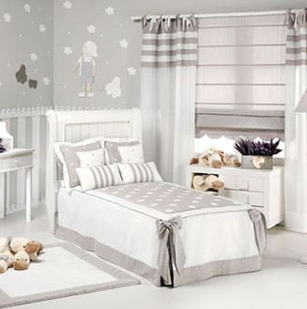 Decoración de dormitorio niños con cortinas y alfombra infantil
