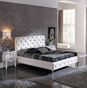 Mobiliario de dormitorio con cama, mesillas, cabecero y alfombra.